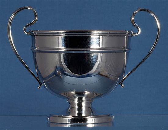 A George V silver sugar pedestal bowl and cream jug, by Viners Ltd, jug height 103mm, weight 9.7oz/303grms.